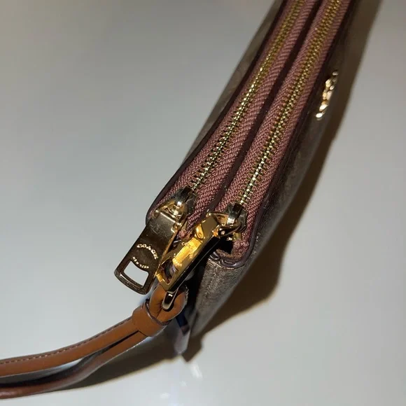 Coach wristlet - Picture 6 of 8